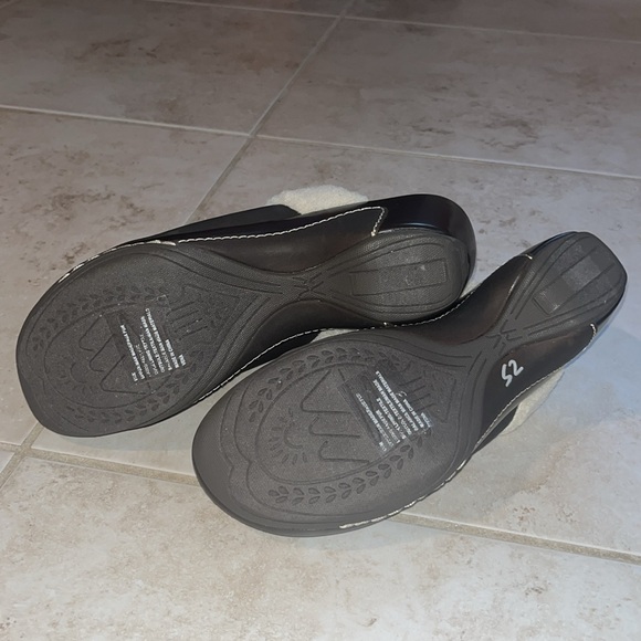 Cliffs by WHITE MOUNTAIN Dark Brown Mules with Soft Cream Trim - Picture 4 of 5